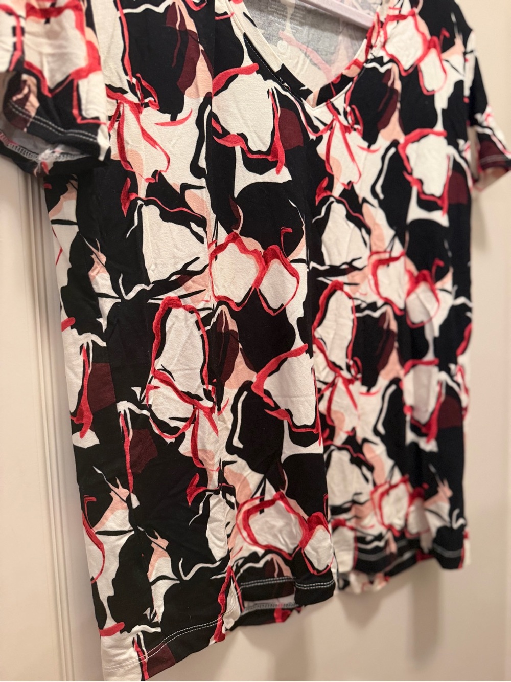 NWOT Nine West Abstract V-Neck Short Sleeve Top in Black, White & Red - Picture 4 of 8